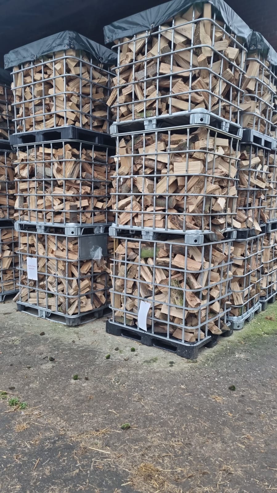 Brennholz in Gitterboxen